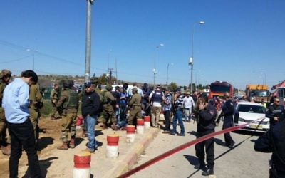 L'armée et les services de premier secours sur la scène d'une attaque au couteau dans le Gush Etzion en Cisjordanie, le 21 février 2016. Illustration. (Crédit : Israel Fire and Rescue Services)