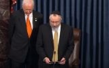 Le rabbin Yosef Greenberg délivre une prière au Sénat américain, le 3 février 2016. (Crédit : capture d'écran YouTube)