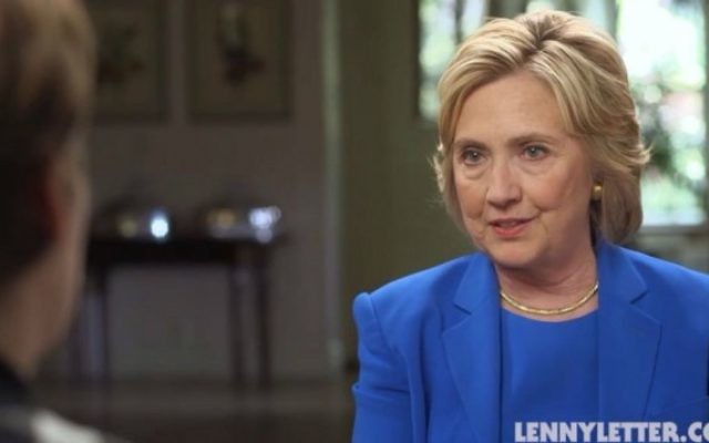 Hillary Clinton interviewée par Lena Dunham pour LennyLetter.com, en septembre 2015. (Crédit : capture d'écran Politico) Hillary Clinton interviewée par Lena Dunham pour LennyLetter.com, en septembre 2015. (Crédit : capture d'écran Politico)