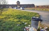 L'entrée de la "tour de la mort" SS de l'ancien camp de la mort Auschwitz-Birkenau en Pologne, sous laquelle les trains de déportés juifs passaient en 1944, quand un embranchement a été ajouté à la voie existante. Cette photo de novembre 2015 a été prise depuis l'extérieur de l'entrée du camp. (Crédit : Matt Lebovic/The Times of Israel)