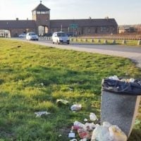 L'entrée de la "tour de la mort" SS de l'ancien camp de la mort Auschwitz-Birkenau en Pologne, sous laquelle les trains de déportés juifs passaient en 1944, quand un embranchement a été ajouté à la voie existante. Cette photo de novembre 2015 a été prise depuis l'extérieur de l'entrée du camp. (Crédit : Matt Lebovic/The Times of Israel)