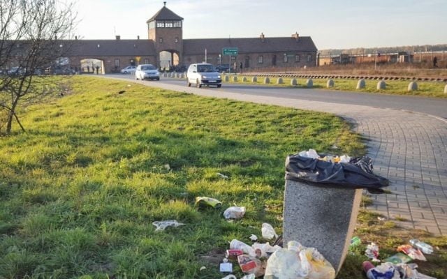 L'entrée de la "tour de la mort" SS de l'ancien camp de la mort Auschwitz-Birkenau en Pologne, sous laquelle les trains de déportés juifs passaient en 1944, quand un embranchement a été ajouté à la voie existante. Cette photo de novembre 2015 a été prise depuis l'extérieur de l'entrée du camp. (Crédit : Matt Lebovic/The Times of Israel)