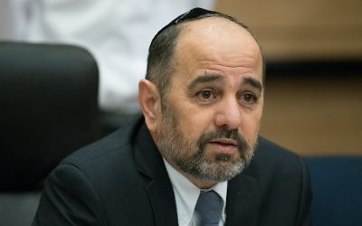 Yaakov Margi assiste à une réunion de la commission de l'Education, de la Culture, et des Sports qu'il préside, le 27 janvier 2016 (crédit : Yonatan Sindel / Flash90)