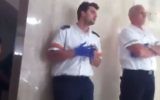 Les secouriste à l'extérieur d'un appartement de Tel-Aviv où une jeune fille de 18 ans a été assassinée, apparemment par sa sœur et le petit ami de cette dernière, le 18 février 2016 (Crédit : Deuxième chaïne)