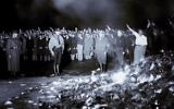 Des nazis devant un autodafé dans les années 1930. (Crédit: capture d'écran YouTube/United States Holocaust Memorial Museum)
