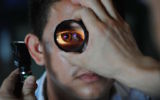 Un ophtalmologue qui examine un patient (Crédit : pixabay)