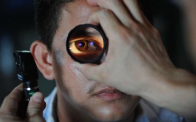 Un ophtalmologue qui examine un patient (Crédit : pixabay)