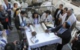 Des rabbins réformés hommes et femmes prient ensemble à l'arche de Robinson, le site du mur Occidental qui devrait accueillir les futurs offices égalitaires, à Jérusalem, le 25 février 2016. (Crédit : Y.R/Reform Movement)