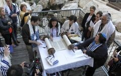Des rabbins réformés hommes et femmes prient ensemble à l'arche de Robinson, le site du mur Occidental qui devrait accueillir les futurs offices égalitaires, à Jérusalem, le 25 février 2016. (Crédit : Y.R/Reform Movement)