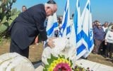 Le président Reuven Rivlin rend hommage à l'ancien  Premier Ministre Ariel Sharon lors de la cérémonie commémant deux ans depuis sa mort  le 26 février 2016 , dans le ranch familial situé dans le Néguev  (Crédit photo: Mark Neyman / GPO)