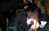 Les pompiers de Beit Shemesh sauvent un apprenti voleur de 17 ans coincé dans la cheminée d’un magasin à la suite d’une tentative nocturne de cambriolage, le 4 février 2016. (Crédit : capture d’écran/pompiers de Beit Shemesh)