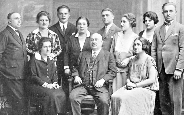 Photo non datée de la famille Singer. Grete est debout, la troisième depuis la droite. (Crédit : autorisation)