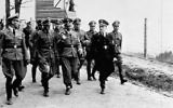 Des officiers SS dont Heinrich Himmler dans le camp de concentration de Mauthausen en 1941 (Crédit : CC-BY-SA-3.0-de, Archives fédérales allemandes)