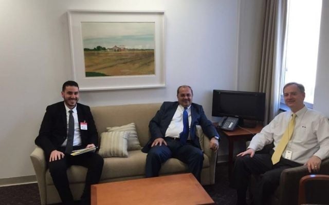 Le membre de la Knesset Ahmed Tibi de la Liste arabe unie avec des responsables américains à la Maison Blanche le 4 février 2016 (Crédit : Autorisation) Le membre de la Knesset Ahmed Tibi de la Liste arabe unie avec des responsables américains à la Maison Blanche le 4 février 2016 (Crédit : Autorisation)