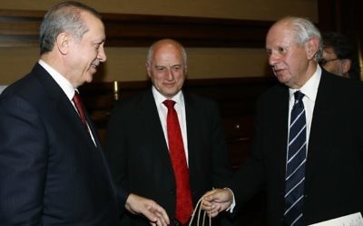 Le président turc Recep Tayyip Erdogan  le 9 février 2016 à Ankara avec une délégation de la Conférence des présidents des principales organisations juives américaines, dirigé par le président de la Conférence  Stephen M. Greenberg  (à droite), et Malcolm Hoenlein, le vice-président (Crédit : Autorisation)