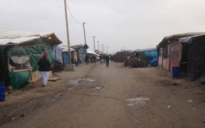Des magasins et des cabanes dans le camp de réfugiés de Calais, le 8 février 2016. (Crédit : Jenni Frazer/Times of Israel)