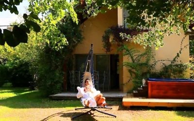 Se relaxer dans un hamac à la Villa Vitrage, où la famille Olshinski paie ses coûts de défraiement en demandant à ses invités de payer pour la soupe maison. (autorisation Refanah)