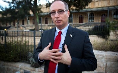 L'homme d'affaires israélo-américain Moti Kahana et fondateur de Amaliah, à Jérusalem, le 18 février 2016 (Crédit : AFP / MENAHEM KAHANA)