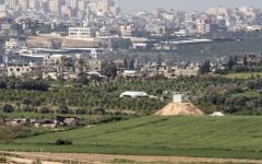 Vue depuis le côté israélien de la frontière avec la bande de Gaza, avec un avant-poste militaire du Hamas sur une colline (à droite) le long de la frontière, le 25 février 2016. (Crédit : Jack Guez/AFP)