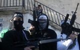 Illustration : des membres palestiniens des Brigades des martyrs d'Al-Aqsa, l'aile terroriste du Fatah, lèvent les armes lors d'un rassemblement en soutien au président de l'Autorité palestinienne, Mahmoud Abbas, et à son gouvernement, le 1er mars 2016, dans le camp de réfugiés de Balata, en Cisjordanie, près de Naplouse. (Crédit : AFP / Jaafar Ashtiyeh)