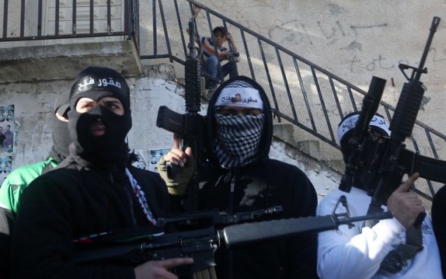 Illustration : des membres palestiniens des Brigades des martyrs d'Al-Aqsa, l'aile terroriste du Fatah, lèvent les armes lors d'un rassemblement en soutien au président de l'Autorité palestinienne, Mahmoud Abbas, et à son gouvernement, le 1er mars 2016, dans le camp de réfugiés de Balata, en Cisjordanie, près de Naplouse. (Crédit : AFP / Jaafar Ashtiyeh) Illustration : des membres palestiniens des Brigades des martyrs d'Al-Aqsa, l'aile terroriste du Fatah, lèvent les armes lors d'un rassemblement en soutien au président de l'Autorité palestinienne, Mahmoud Abbas, et à son gouvernement, le 1er mars 2016, dans le camp de réfugiés de Balata, en Cisjordanie, près de Naplouse. (Crédit : AFP / Jaafar Ashtiyeh)