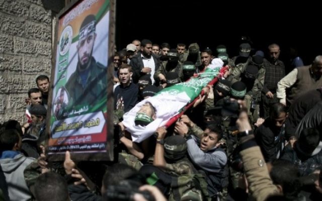 Des membres du Hamas portent le corps de Mohamed al-Astal, tué dans l'effondrement d'un tunnel, pendant ses funérailles à Khan Yunis, dans le sud de la bande de Gaza, le 4 mars 2016. (Crédit : AFP / SAID KHATIB) Des membres du Hamas portent le corps de Mohamed al-Astal, tué dans l'effondrement d'un tunnel, pendant ses funérailles à Khan Yunis, dans le sud de la bande de Gaza, le 4 mars 2016. (Crédit : AFP / SAID KHATIB)
