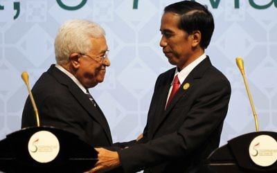 Le président de l'Indonésie Joko Widodo (à droite) serre la main au président de l'Autorité palestinienne Mahmoud Abbas lors de la clôture du 5e sommet de l'Organisation islamique de la coopération (OCI) sur les territoires palestiniens, le 7 mars 2016 à Jakarta. (Crédit : GARRY LOTULUNG / POOL / AFP)