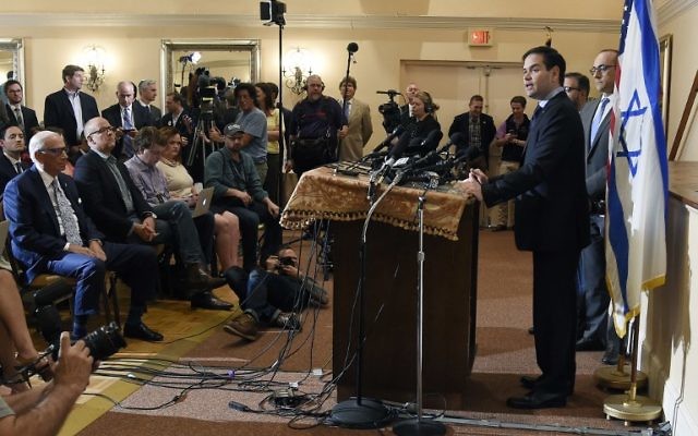 Marco Rubio s'exprime lors d'une conférence de presse au sujet d'Israël, le 11 mars 2016 à West Palm Beach en Floride (Crédit : AFP / RHONA WISE) Marco Rubio s'exprime lors d'une conférence de presse au sujet d'Israël, le 11 mars 2016 à West Palm Beach en Floride (Crédit : AFP / RHONA WISE)