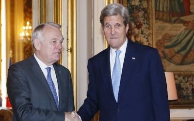 Le ministre français des Affaires étrangères Jean Marc Ayrault, à gauche, et le Secrétaire d'Etat John Kerry avant une réunion sur la crise au Moyen-Orient, au Quai d'Orsay à Paris, le 13 mars 2016. (Crédit : AFP / POOL / GONZALO FUENTES)