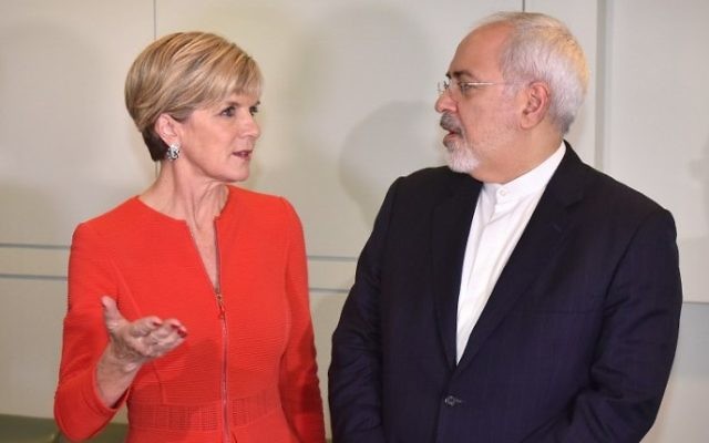 Le ministre australien des Affaires étrangères Julie Bishop avec le ministre iranien des Affaires étrangères Javad Zarif avant une réunion au Parlement à Canberra, le 15 mars 2016 (Crédit : AFP / MARK GRAHAM)