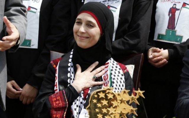 Hanan al-Hroub, l'enseignante palestinienne qui a remporté un prix d'un million de dollars, pendant une réception publique à Jéricho, en Cisjordanie, le 16 mars 2016. (Crédit : AFP / ABBAS MOMANI) Hanan al-Hroub, l'enseignante palestinienne qui a remporté un prix d'un million de dollars, pendant une réception publique à Jéricho, en Cisjordanie, le 16 mars 2016. (Crédit : AFP / ABBAS MOMANI)