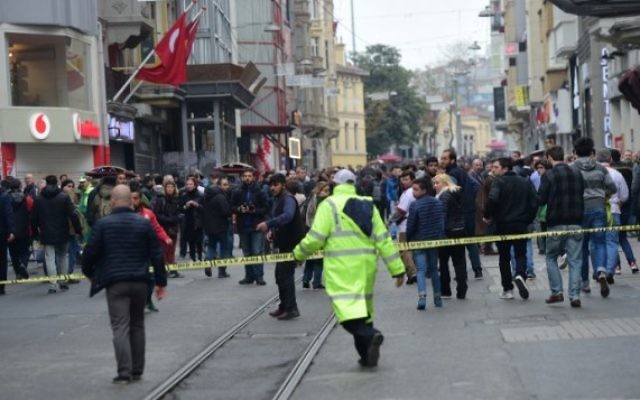 La police turque éloigne les gens après une explosion dans une rue piétonne et commerçante à Istanbul le 19 mars 2016. (Crédit : AFP / Bulent KILIC) La police turque éloigne les gens après une explosion dans une rue piétonne et commerçante à Istanbul le 19 mars 2016. (Crédit : AFP / Bulent KILIC)