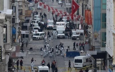 La police turque, la médecine légale et les services d'urgence travaillent sur la scène d'une explosion sur l'avenue piétonne Istiklal à Istanbul le 19 mars 2016. (Crédit : AFP / Bulent KILIC)
