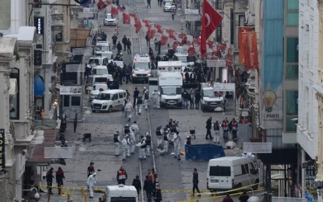 La police turque, la médecine légale et les services d'urgence travaillent sur la scène d'une explosion sur l'avenue piétonne Istiklal à Istanbul le 19 mars 2016. (Crédit : AFP / Bulent KILIC) La police turque, la médecine légale et les services d'urgence travaillent sur la scène d'une explosion sur l'avenue piétonne Istiklal à Istanbul le 19 mars 2016. (Crédit : AFP / Bulent KILIC)