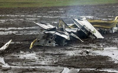 Les débris du Boeing 737 Flydubai, qui s'est écrasé à Rostov-on-Don, dans le sud de la Russie, le 19 mars 2016 (Crédit :  AFP / RUSSIAN EMERGENCY MINISTRY HO/ STR)