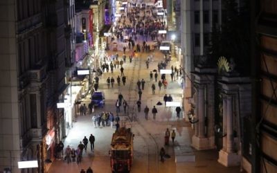 Les piétons marchent dans la rue Istiklal, située dans le centre d'Istanbul, le lendemain d'un attentat suicide, le 20 mars 2016. (Crédit : AFP / YASIN AKGUL)