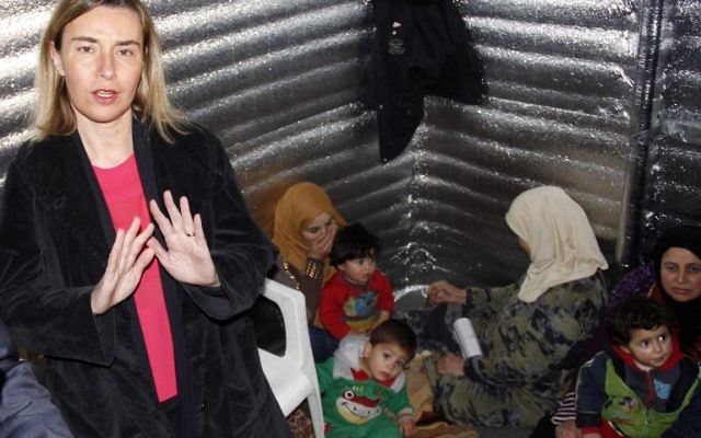 Federica Mogherini durant sa visite au Liban, dans le camp de réfugiés de Bekaa Valley, le 22 mars 2016 (Crédit : AFP / HASSAN JARRAH) Federica Mogherini durant sa visite au Liban, dans le camp de réfugiés de Bekaa Valley, le 22 mars 2016 (Crédit : AFP / HASSAN JARRAH)