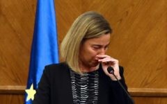 Federica Mogherini pleure pendant une conférence de presse conjointe avec son homologue jordanien, le 22 mars 2016 (Crédit : STR/AFP)
