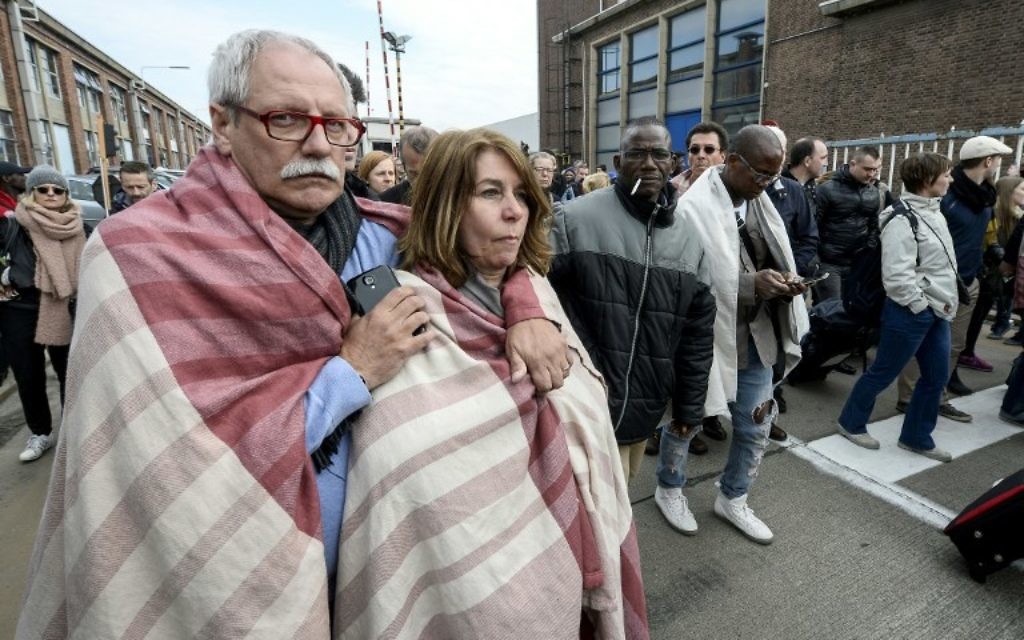 Personnes évacuées de l'aéroport de Bruxelles à Zaventem le 22 mars 2016 après deux explosions.
(Crédit : AFP / Belga / DIRK WAEM / Belgique OUT)