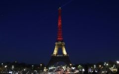 La tour Eiffel illuminée aux couleurs belges pour commémorer les victimes de Bruxelles, le 23 mars 2016 (Crédit : AFP / LIONEL BONAVENTURE)