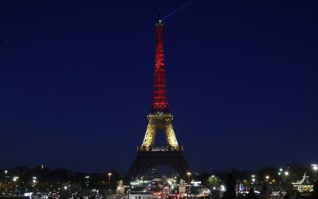 La tour Eiffel illuminée aux couleurs belges pour commémorer les victimes de Bruxelles, le 23 mars 2016 (Crédit : AFP / LIONEL BONAVENTURE) La tour Eiffel illuminée aux couleurs belges pour commémorer les victimes de Bruxelles, le 23 mars 2016 (Crédit : AFP / LIONEL BONAVENTURE)