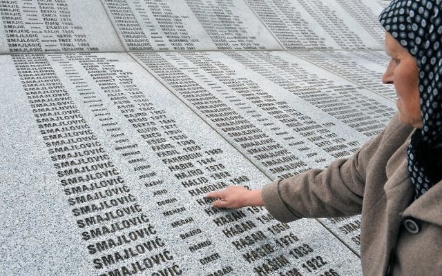 Bida Smajlovic, 64 ans, survivante du massacre de Srebrenica, au mémorial de Potocari, met le doigt sur le nom de son époux, le 24 mars 2016. (Crédit : AFP / ELVIS BARUKCIC) Bida Smajlovic, 64 ans, survivante du massacre de Srebrenica, au mémorial de Potocari, met le doigt sur le nom de son époux, le 24 mars 2016. (Crédit : AFP / ELVIS BARUKCIC)