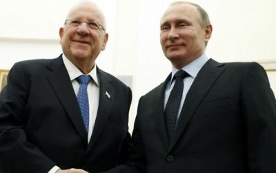 Le président russe Vladimir Poutine (à droite) et son homologue israélien Reuven Rivlin pendant une rencontre au Kremlin, à Moscou, le 16 mars 2016. (Crédit : AFP PHOTO / POOL / MAXIM SHIPENKOV)