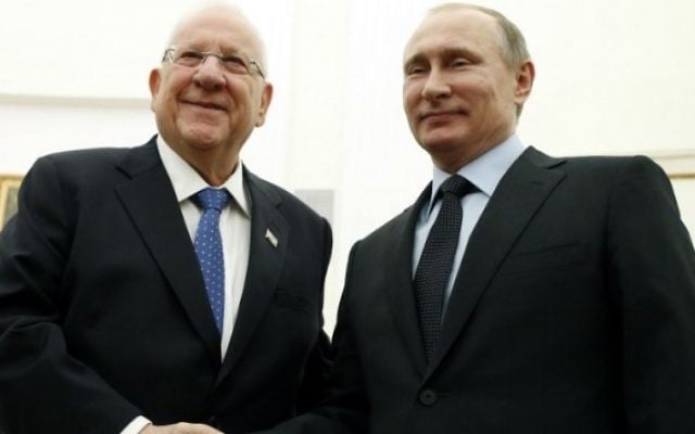 Le président russe Vladimir Poutine (à droite) et son homologue israélien Reuven Rivlin pendant une rencontre au Kremlin, à Moscou, le 16 mars 2016. (Crédit : AFP PHOTO / POOL / MAXIM SHIPENKOV) Le président russe Vladimir Poutine (à droite) et son homologue israélien Reuven Rivlin pendant une rencontre au Kremlin, à Moscou, le 16 mars 2016. (Crédit : AFP PHOTO / POOL / MAXIM SHIPENKOV)