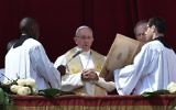 Le pape François dans la loge centrale de la Basilique Saint-Pierre pour la bénédiction Urbi et Orbi, à Rome et au monde, à la suite de la messe de Pâques, le 27 mars 2016. (Crédit : Alberto Pizzoli/AFP)