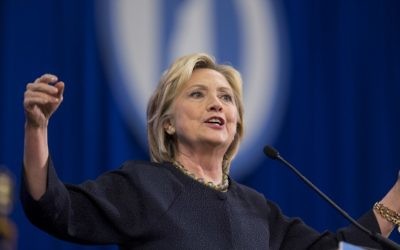 La candidate à l'investiture démocrate Hillary Clinton intervenant lors de la Convention du New Hampshire du parti démocrate au Centre Verizon Wireless de Manchester, le 19 septembre 2015. (Crédit : Scott Eisen/Getty Images/AFP)
