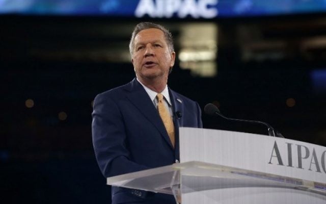 Le candidat républicain à la présidentielle, le gouverneur de l'Ohio John Kasich, pendant la conférence politique annuelle de l'AIPAC, à Washington, le 21 mars 2016. (Crédit : Alex Wong/Getty Images/AFP)