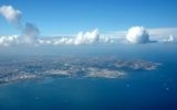 La baie d'Alger vue du ciel, le 1er novembre 2004. (Crédit : PhR61/ CC-BY-2.0)