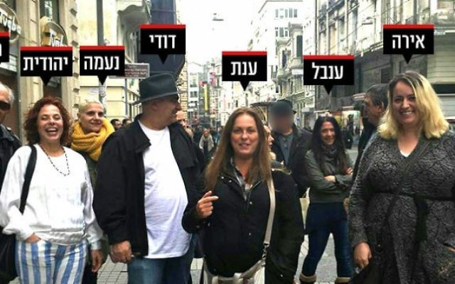 Une photo des touristes israéliens à Istanbul avant que le groupe n'ait été frappé par un attentat suicide qui aurait été perpétré par l'Etat islamique, le 19 mars 2016. (Crédit : capture d'écran Dixième chaîne) Une photo des touristes israéliens à Istanbul avant que le groupe n'ait été frappé par un attentat suicide qui aurait été perpétré par l'Etat islamique, le 19 mars 2016. (Crédit : capture d'écran Dixième chaîne)