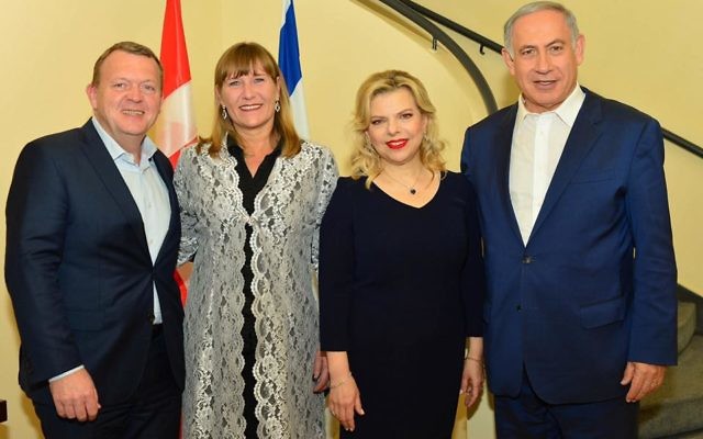 Le Premier ministre Benjamin Netanyahu et son épouse Sara (à droite) accueille le Premier ministre danois Lars Lokke Rasmussen et son épouse Solrun pour un dîner privé à la résidence du Premier ministre à Jérusalem, le 23 mars 2016. (Crédit : קובי גדעון, לע״מ/Facebook)
